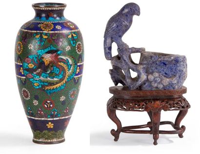 CHINE - XXe siècle 
Ensemble comprenant un petit vase à panse basse, vase en émail...