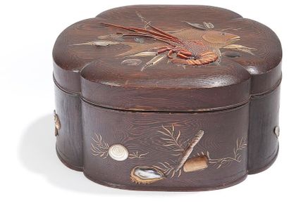 JAPON Époque EDO (1603 - 1868)
Boîte quadrilobée en bois naturel décoré en hira maki-e...