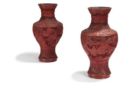 CHINE - XIXe siècle 
Paire de vases de forme balustre en laque rouge sculpté de lettrés...