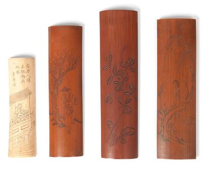 CHINE - XXe siècle 
Quatre repose-poignets en bambou et ivoire à décor sculpté de...