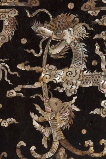 VIETNAM - XIXe siècle 
Écran en bois incrusté de nacre à décor d?un dragon stylisé...