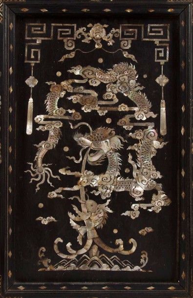 VIETNAM - XIXe siècle 
Écran en bois incrusté de nacre à décor d?un dragon stylisé...
