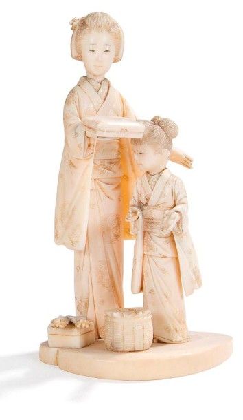 JAPON - Epoque MEIJI (1868 - 1912) 
Okimono en ivoire, jeune femme et enfant tenant...
