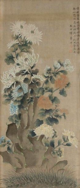 CHINE - XIXe siècle 
Encre et polychromie sur soie, rochers fleuris de chrysanthèmes....