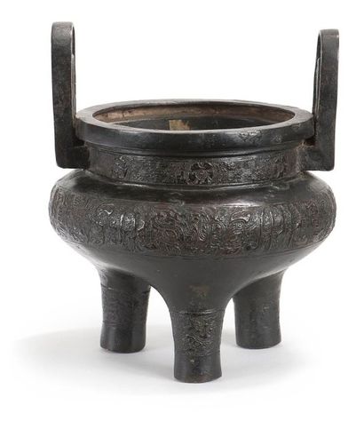 CHINE Époque MING (1368 - 1644)
Brûle parfum tripode «ding» en bronze à patine brune,...