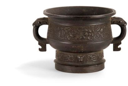 CHINE Époque MING (1368 - 1644)
Vase de forme «gui» en bronze à patine brune à décor...