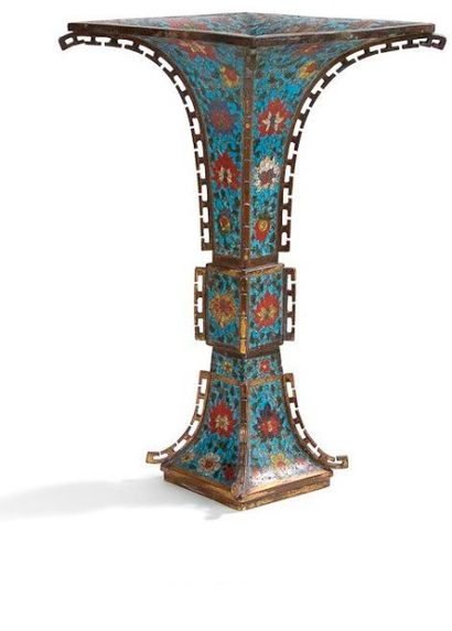 CHINE Époque MING (1368 - 1644)
Vase de forme «hu» en bronze doré et émaux cloisonnés...