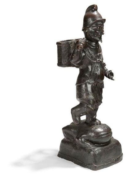 CHINE Époque MING 
(1368 - 1644)
Statue d?étranger en bronze à patine brune debout...