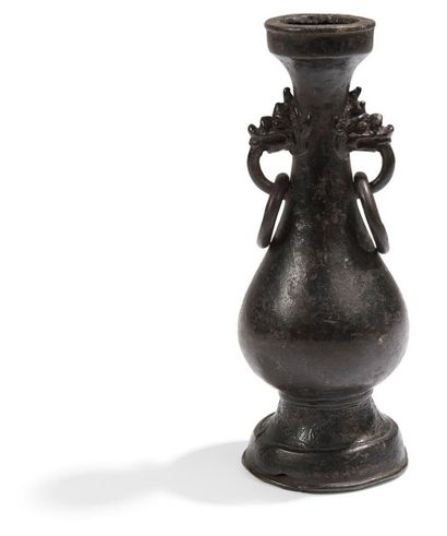 CHINE Fin Époque MING (1368 - 1644)
Vase de forme balustre en bronze à patine brune,...