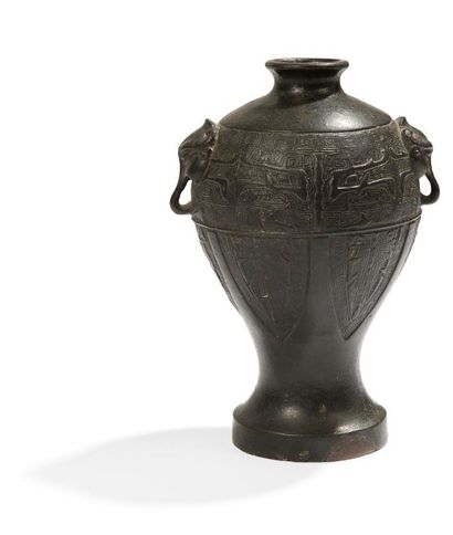 CHINE Fin Époque MING (1368 - 1644)
Vase à panse haute en bronze à patine brune à...