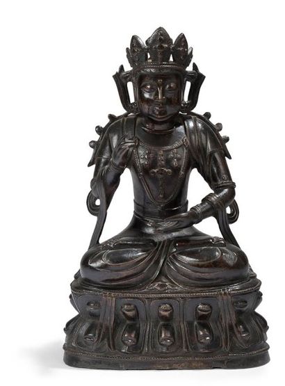 CHINE Fin Époque MING (1368 - 1644)
Statuette de bouddha en bronze à patine brune,...