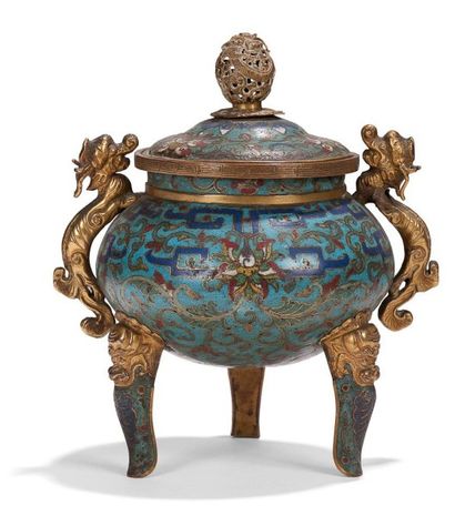 CHINE Époque JIAQING (1796 - 1820)
Brûle-parfum tripode en bronze doré et émaux cloisonnés...