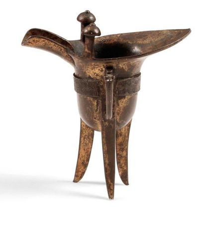 CHINE - XVIIe siècle 
Récipient à vin «jue» en bronze doré, à décor ciselé d?une...