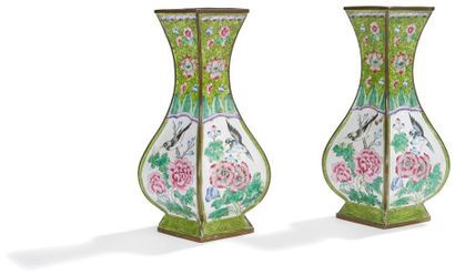 CHINE - XXe siècle 
Paire de vases en forme de losange et balustre en cuivre et émaux...