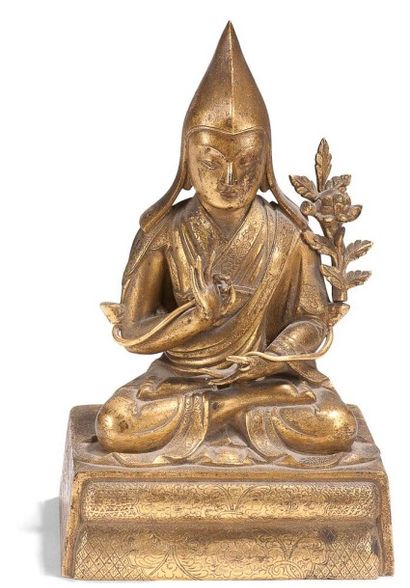 TIBET - XVIIIe siècle 
Statuette de Tsongkapa en bronze doré assis en padmasana sur...