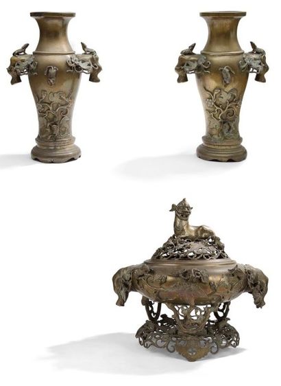 VIETNAM - XIXe siècle 
Garniture comprenant une brûle parfum et deux vases en laiton...