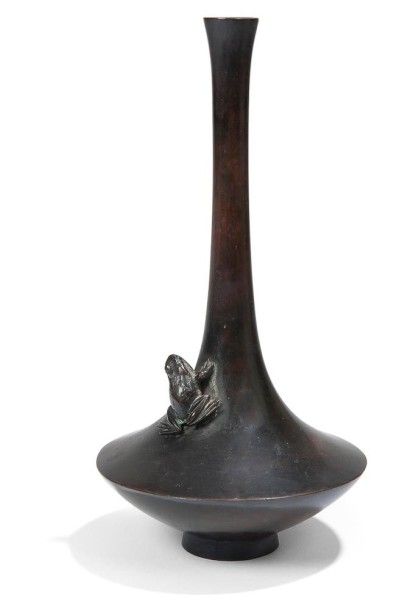 JAPON Époque MEIJI (1868 - 1912)
Vase à panse basse et col étroit en bronze à patine...