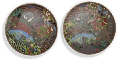 JAPON Époque MEIJI (1868 - 1912)
Paire de plats en cuivre et émaux cloisonnés à décor...