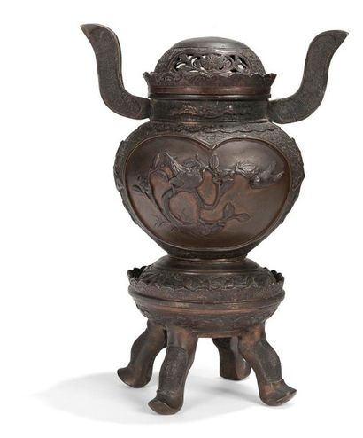 JAPON Époque MEIJI (1868 - 1912)
Brûle-parfum quadripode en bronze à patine brune...