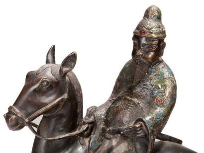 JAPON - Vers 1900 
Statuette de Toba sur sa mule en bronze à patine brune et émaux...