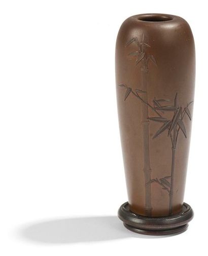 JAPON - Début XXe siècle 
Petit vase cylindrique en bronze à patine brune et incrusté...