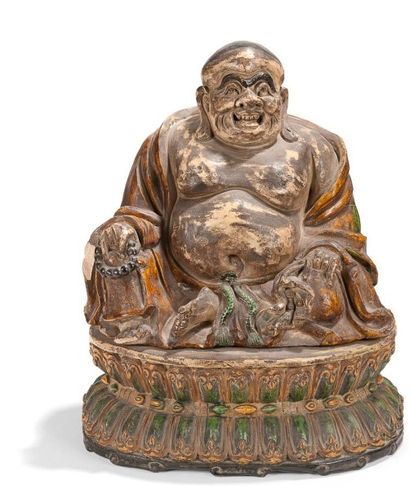 CHINE Époque MING (1368 - 1644)
Statuette de Budai en grès émaillé vert et jaune,...