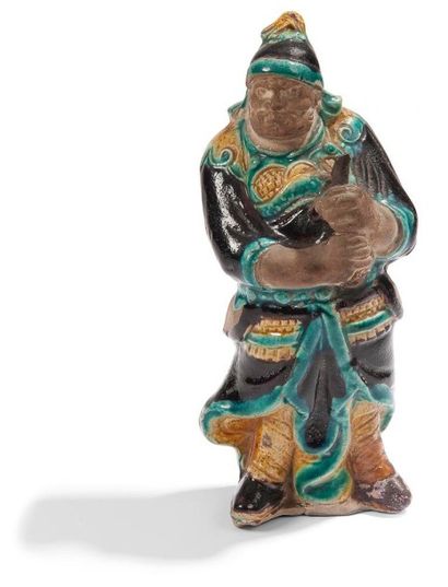 CHINE Fin Époque MING (1368 - 1644)
Statuette de guerrier debout en terre cuite émaillée...