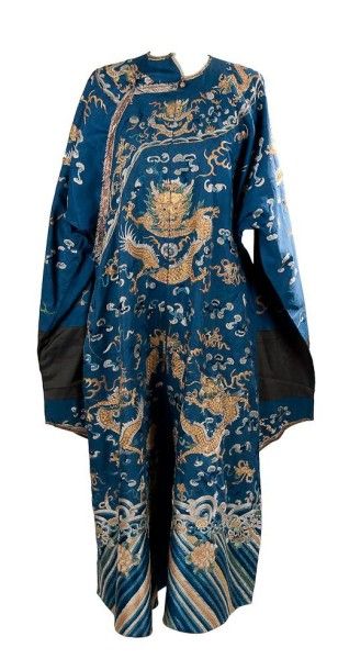 CHINE - XIXe siècle 
Robe dragon en soie bleue à décor brodé aux fils d?or de dragons...