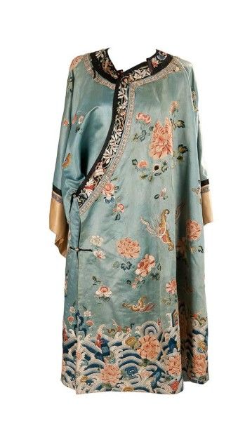 CHINE - XIXe siècle 
Veste en soie bleu clair à décor brodé de papillons parmi les...