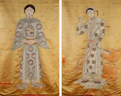 VIETNAM - XIXe siècle 
Paire de panneaux en soie jaune à décor brodé d?un couple,...