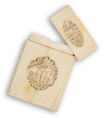 CHINE, Canton - Fin XIXe siècle 
Porte-cartes en ivoire sculpté dans des médaillons...