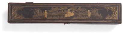 CHINE, Canton - XIXe siècle 
Éventail en laque noir décoré en laque or de personnages...