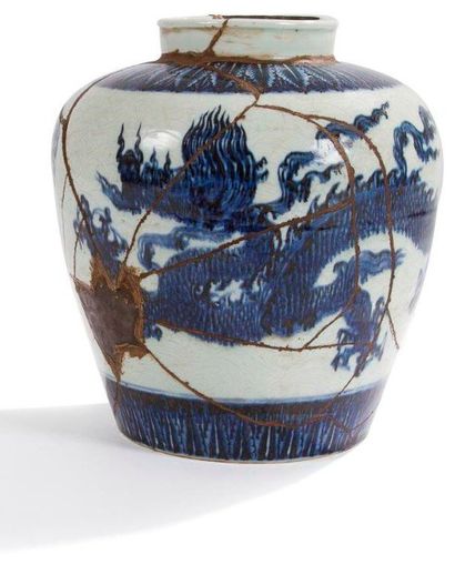 CHINE - Epoque XUANDE (1426 - 1435) 
Jarre de forme balustre en porcelaine décorée...