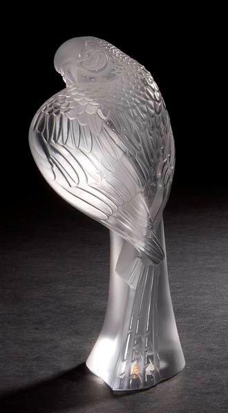 Maison LALIQUE 
Perruche sur perchoir
Sculpture en cristal moulé-pressé et satiné....