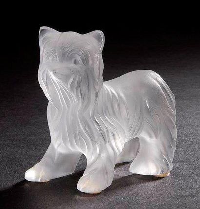 Maison LALIQUE 
Petit chien terrier
Sculpture en cristal moulé-pressé et satiné....