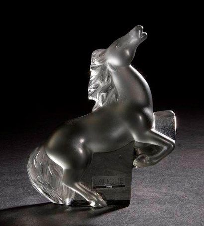 Maison LALIQUE 
Cheval Kazak cabré, modèle créé en 1997
Sculpture en cristal gris...