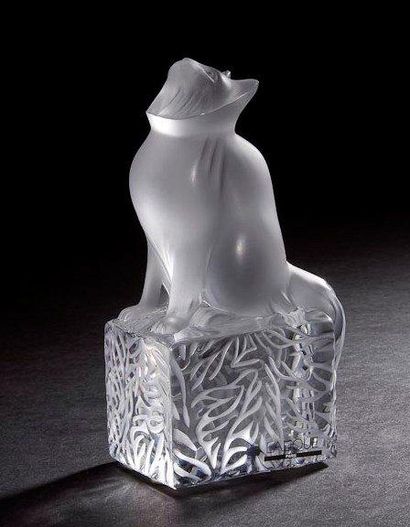 MAISON LALIQUE d'après un modèle de Marie-Claude LALIQUE (1935-2003) 
Chat Dendourette,...