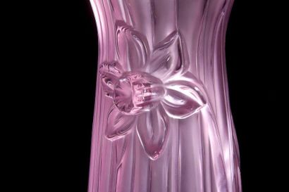 Maison LALIQUE 
Jonquilles, modèle créé en 2002
Vase en cristal rose soufflé moulé...