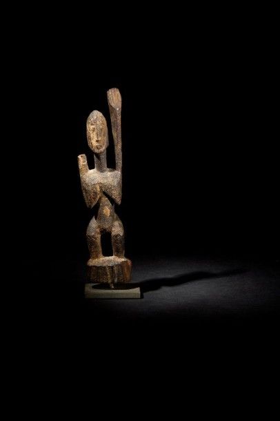 null Statuette DOGON (Mali). Petite statue en bois à patine brune, les bras levés,...