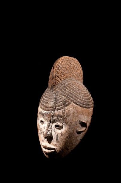 null Masque IDOMA (Nigéria). Masque facial aux traits fins rehaussés de kaolin, belle...