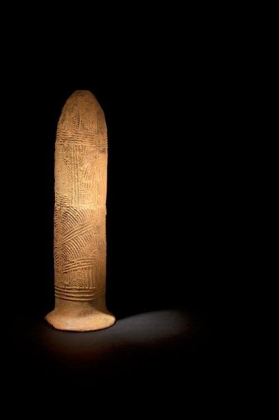 null Grande terre cuite BURA (Niger). Sculpture anthropomorphe cylindrique ornée...