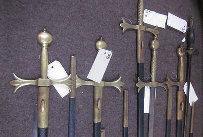null Lot de 12 épées de type franc-maçonnerie, à monture en bronze dont 9 avec f...