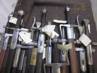 null Lot de 23 forte-épées d'arme type Médiéval, monture en fer à deux quillons droits...