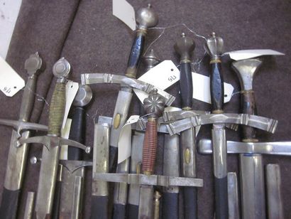 null Lot de 20 forte-épées d'arme de type Médiéval, à monture en fer et deux quillons...