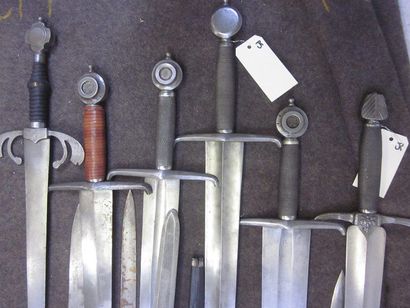 null Lot de 12 forte-épées d'arme de type Médiéval, à monture en fer et deux quillons...
