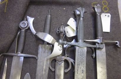 null Lot de 12 forte-épées d'arme de type Médiéval, à monture en fer et deux quillons...