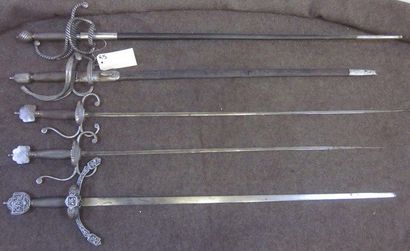 null Lot de 5 épées à monture décorées en fer ou fonte de fer, à branches ou à anneaux,...