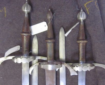 null Lot de 5 épées à deux mains, monture en fer à longs quillons courbés et ann...