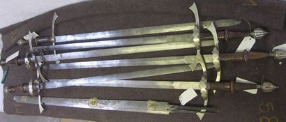 null Lot de 6 épées à deux mains, monture en fer à longs quillons courbés et anneaux....