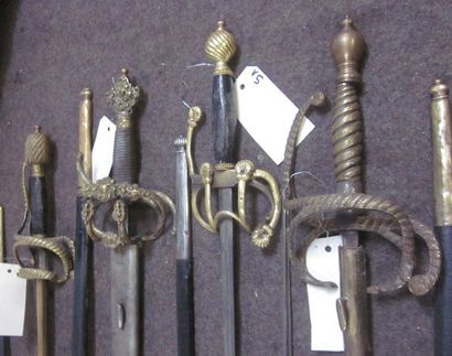 null Lot de 9 épées de type Médiéval, monture en bronze à branches dont une sans...